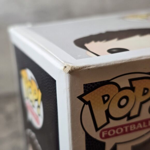 Funko Pop NFL New England Patriots #39 Toys R US Exclusive Tom Brady Chase - Picture 8 of 8